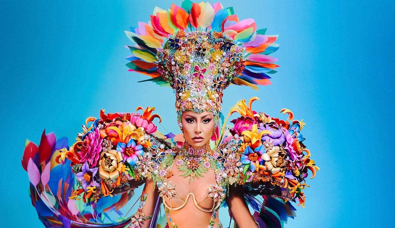 Sabrina Sato representa as flores da festa em desfile da Vila Isabel