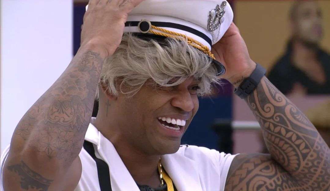 “Eu sei que você tá com ciúme!”, diz Cezar em recado para Tina após receber peruca da produção