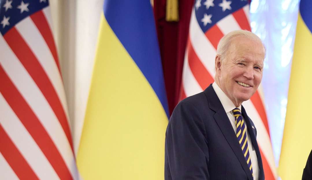 Joe Biden cai ao embarcar em avião presidencial estadunidense