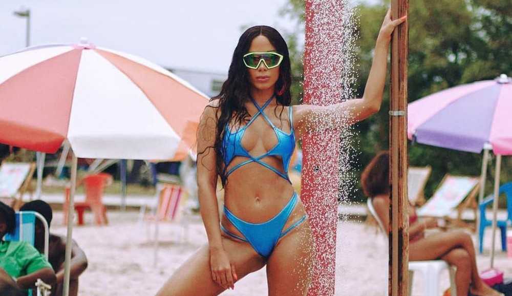 Anitta posa com os pais e irmãos em bastidores de ‘Girl From Rio’ no Piscinão de Ramos