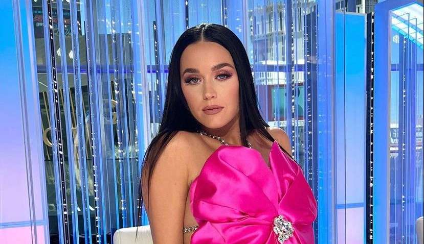 Katy Perry se emociona ao ouvir história de sobrevivente a massacre