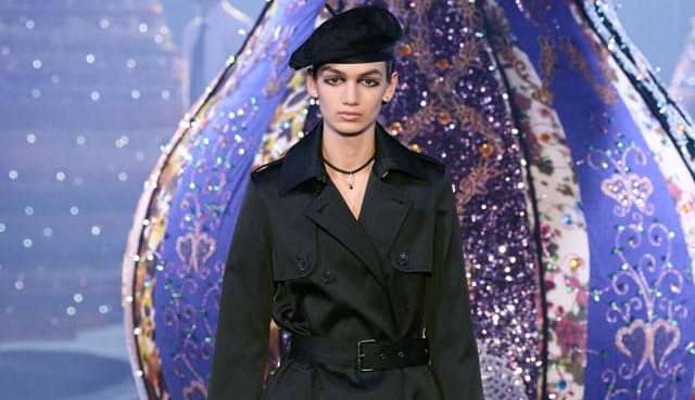 Dior volta aos anos 1950 com abertura da semana de moda de Paris