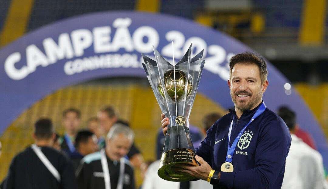 Conheça Ramon Menezes, o técnico interino que irá comandar a seleção brasileira no próximo amistoso