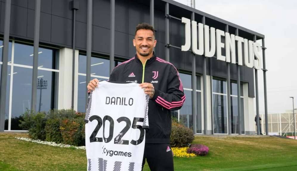 Juventus anuncia renovação de contrato com Danilo