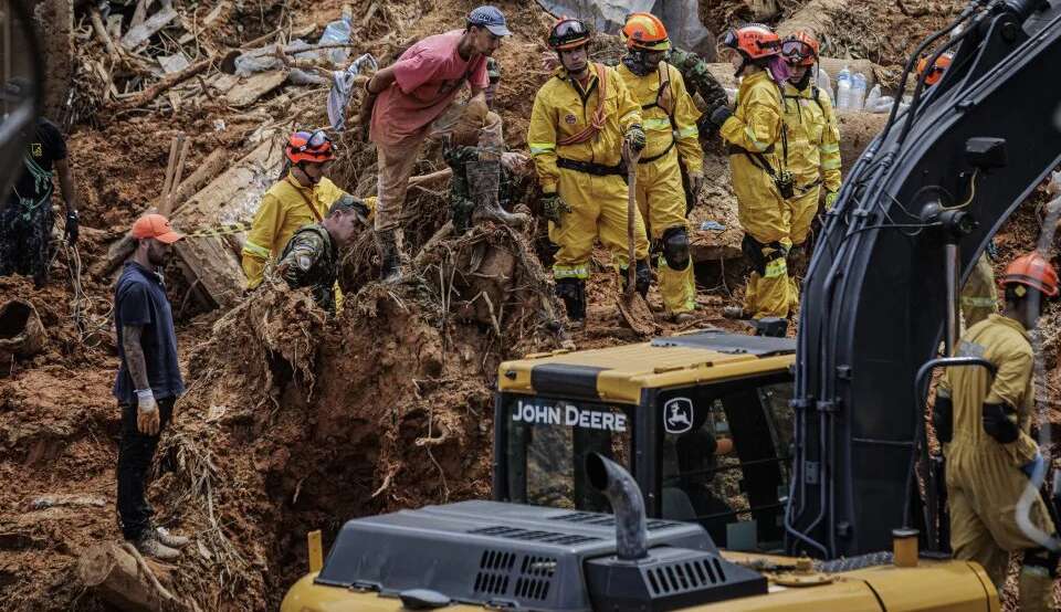 Bombeiros retomam buscas por desaparecido nas chuvas de São Sebastião