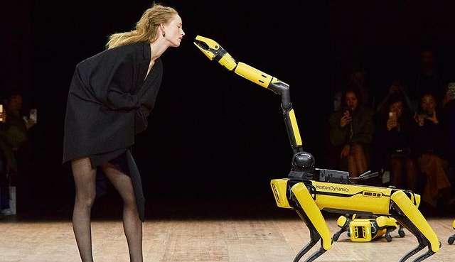 Coperni inova e traz robôs às passarelas da Paris Fashion Week