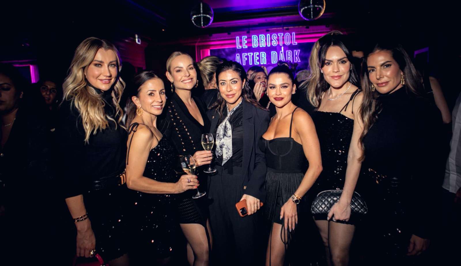 Carol Bassi promove evento durante a Paris Fashion Week