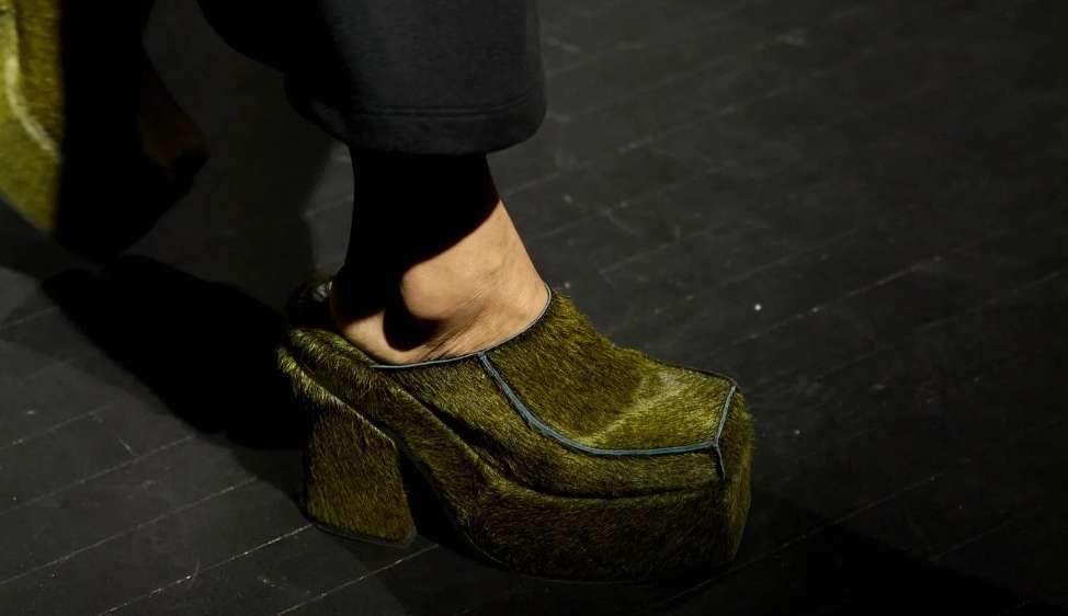 Calçados felpudos: Conheça a tendência da semana de moda