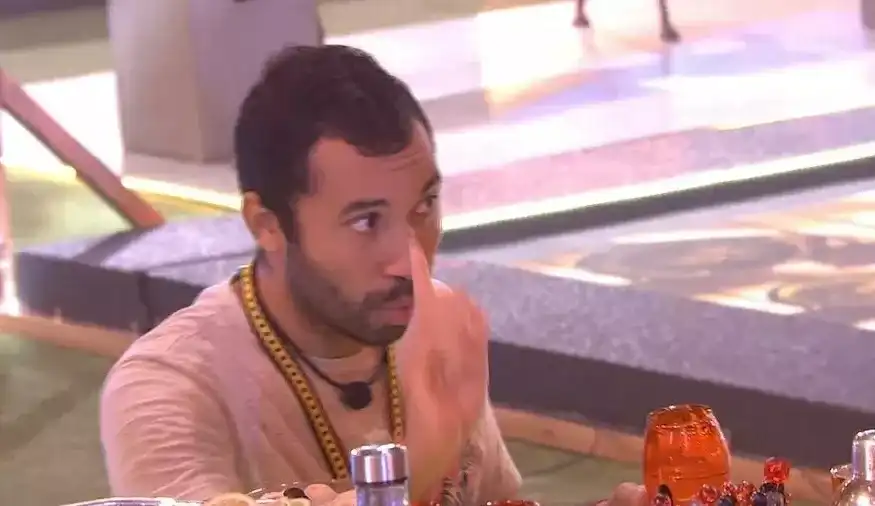 Ao lembrar da violência doméstica que ocorria em sua família, Gil se emociona