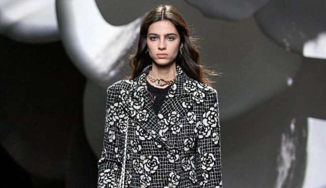 Chanel traz seu código eterno da casa às passarelas
