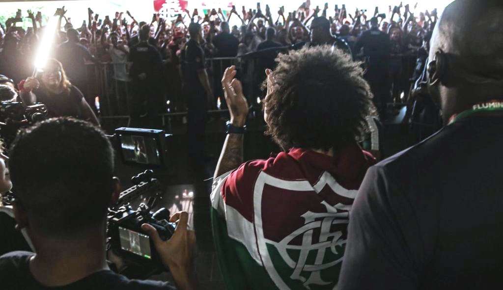 Marcelo chega ao Brasil e é recebido por torcedores do Fluminense no aeroporto