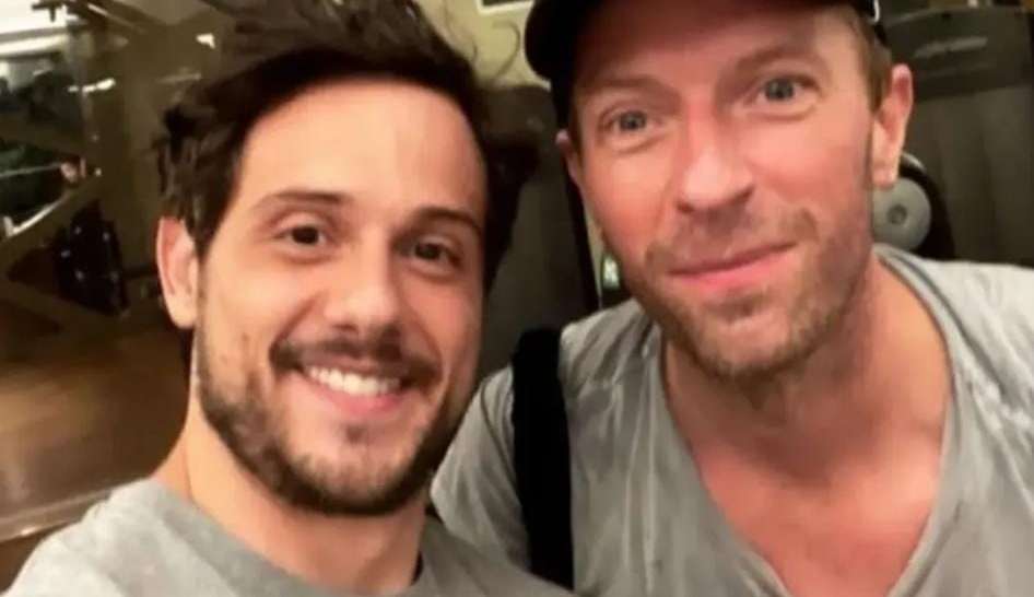 No Brasil para turnê, Chris Martin faz a alegria de fãs