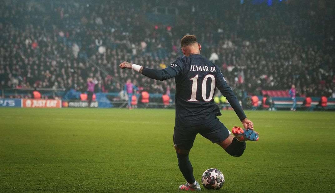 Neymar posa em foto após cirurgia no tornozelo