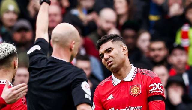 Casemiro é expulso na Premier Leguea e pegará gancho pesado