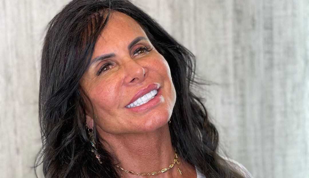 Gretchen ironiza críticos com foto do umbigo: “Me amo do jeito que sou”