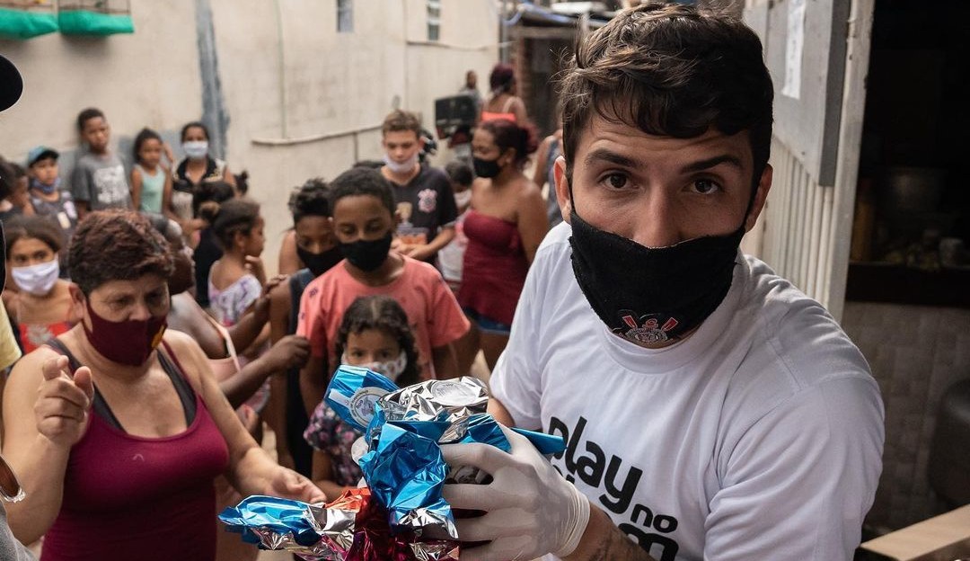 Felipe Prior se revolta após ser multado enquanto fazia doações a moradores de rua