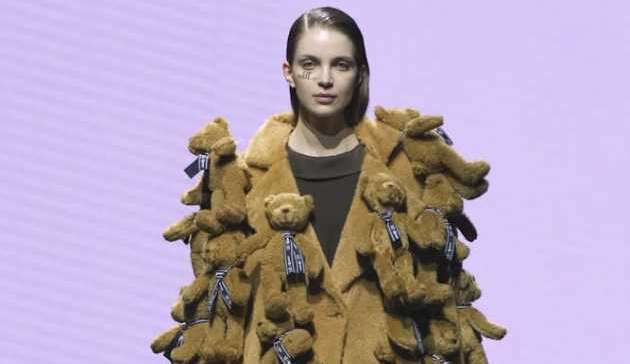 Seoul Fashion Week: Desfile inusitado com ursos de pelúcia surpreende