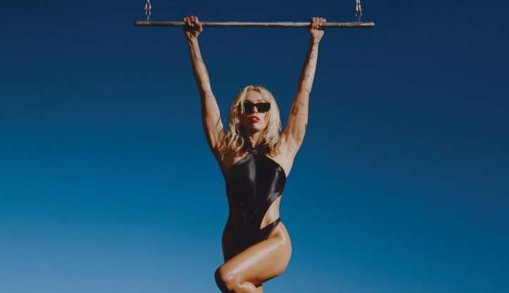 Endless Summer Vacation de Miley Cyrus protagoniza no topo das paradas Britânicas