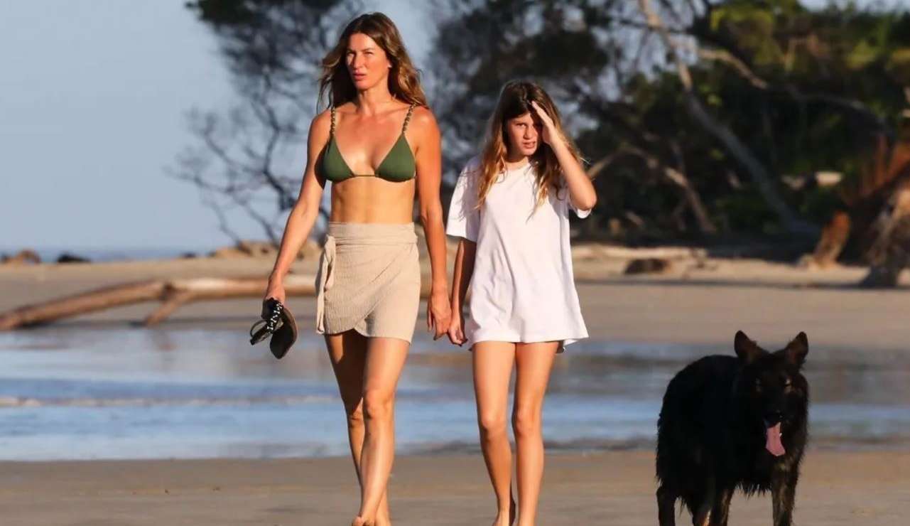 Gisele Bündchen e filha caçula passeiam em praia na Costa Rica