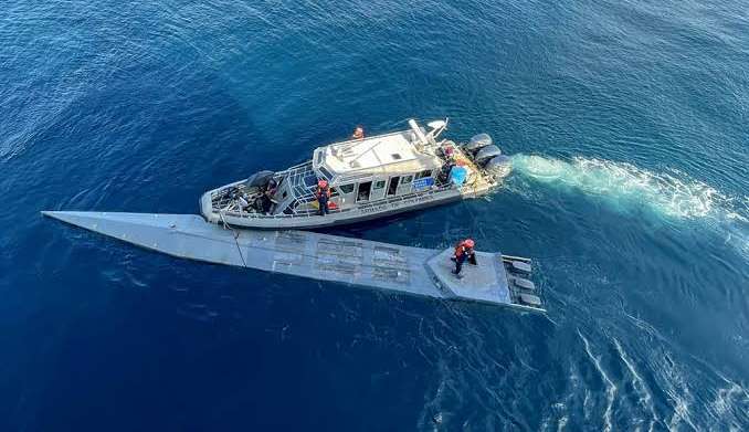 Submarinos levam drogas pelo mundo em negócio perigoso e lucrativo para narcotraficantes