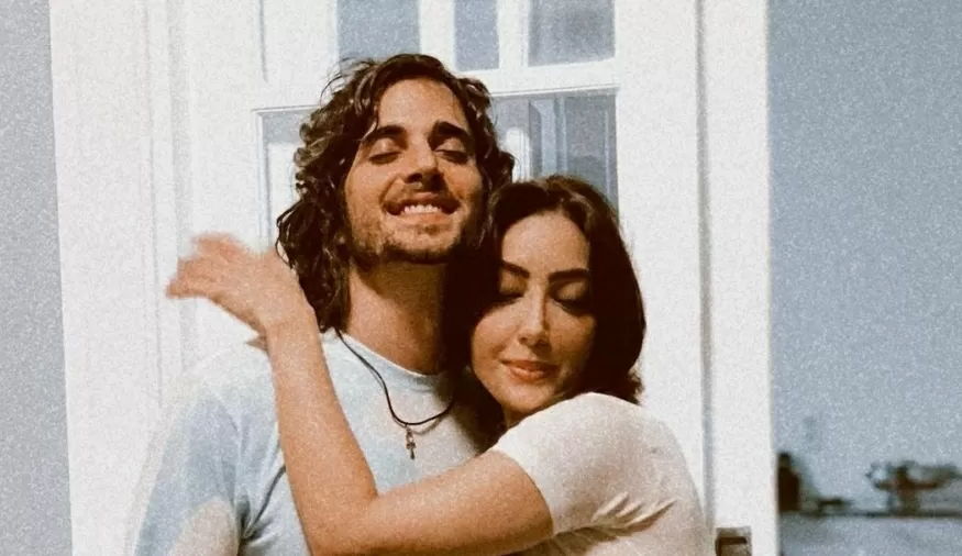 Gilberto e Fiuk pulam pelados na piscina e irmã do cantor comenta