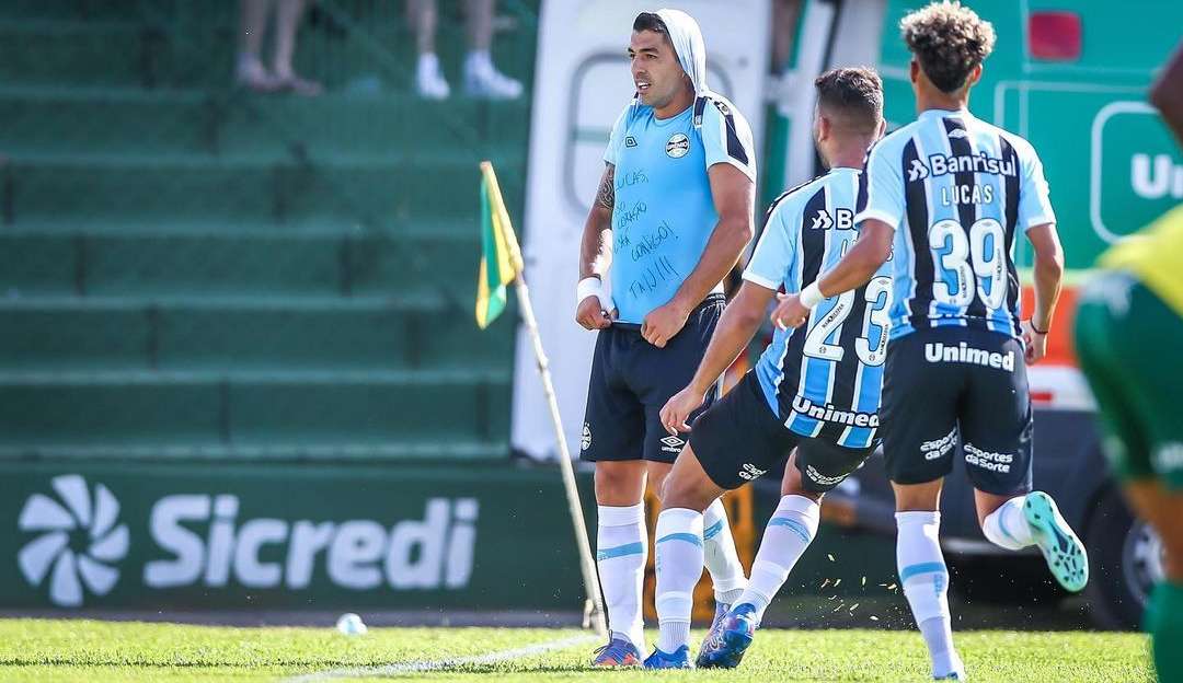 Luis Suárez faz homenagem a Lucas Leiva na semifinal do Campeonato Gaúcho