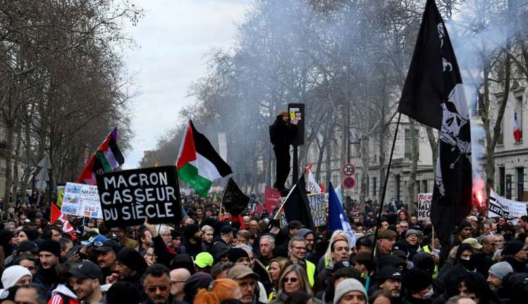 Sede dos Republicanos é atacada por manifestantes contra a reforma da previdência na França