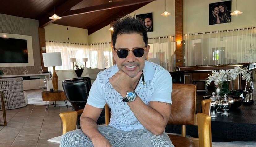 Zezé Di Camargo falha durante apresentação e lamenta situação