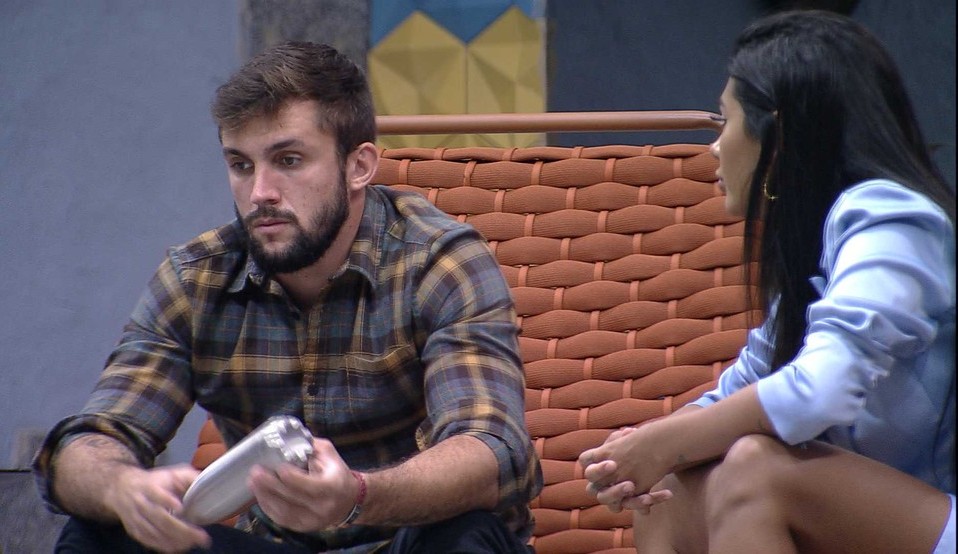 Arthur desabafa com Pocah após receber voto de Fiuk