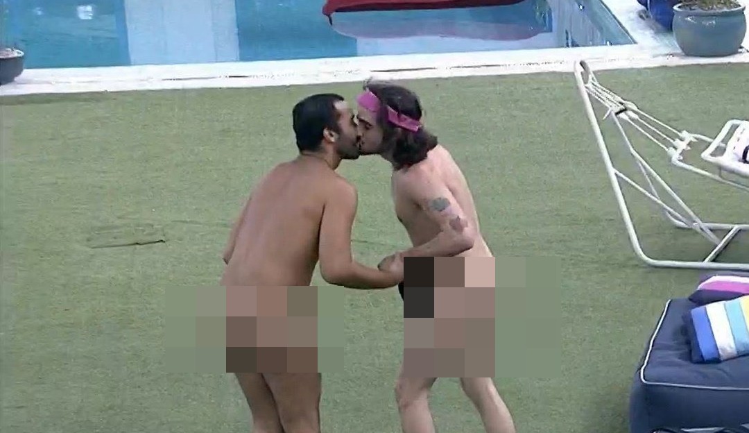 Após paredão, Fiuk e Gilberto dão selinho e pulam pelados na piscina
