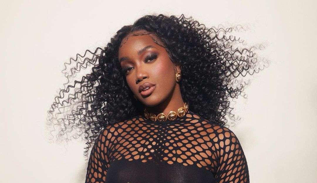 IZA revela detalhes do novo relacionamento com jogador