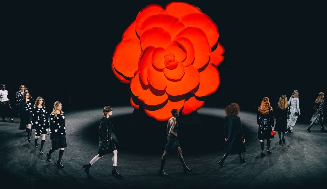 Fim da temporada parisiense mostrou novos hábitos na moda