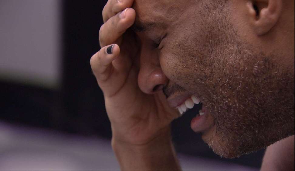 “Parece um pesadelo”, diz Fred Nicácio durante crise de choro na “Casa do Reencontro”