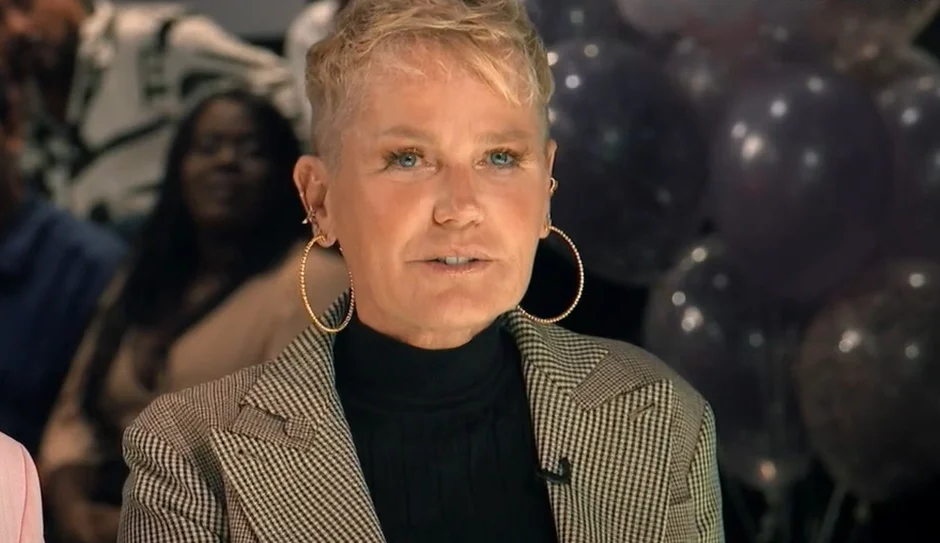 Xuxa revela em entrevista que, após abraçar Roberto Carlos, o cantor foi tomar banho