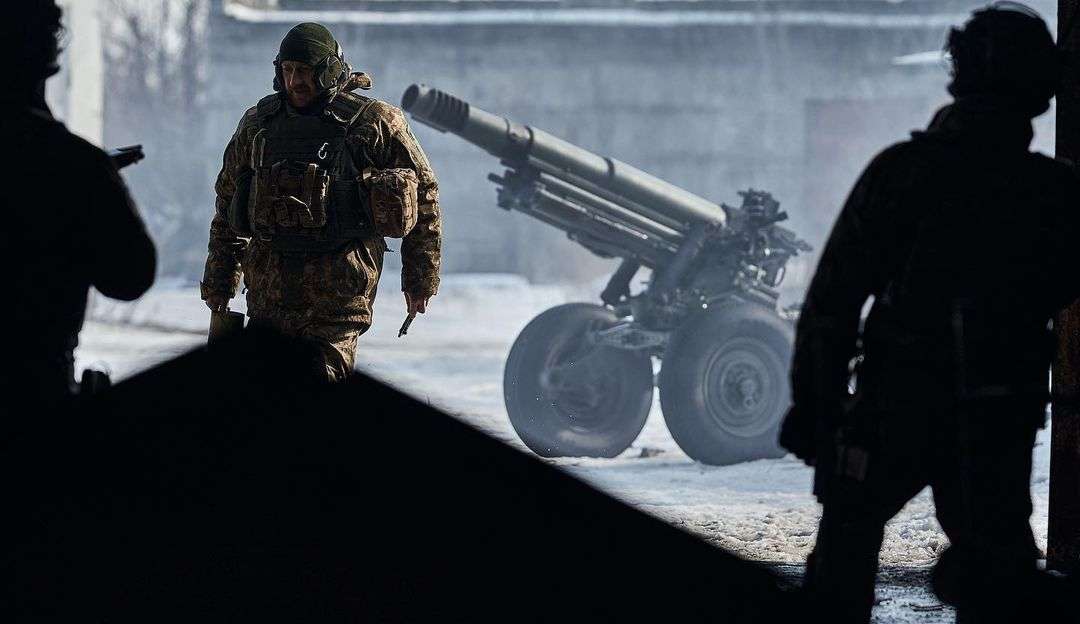 Mísseis russos atingem edifício residencial na Ucrânia