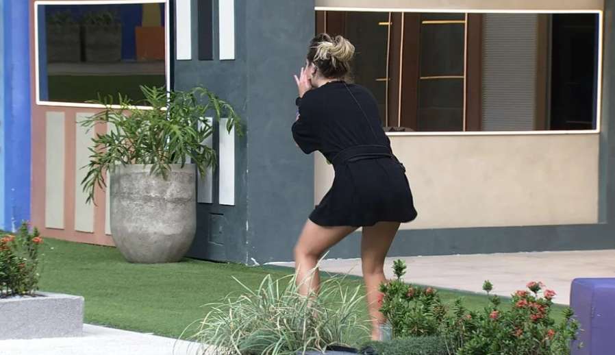 Bruna Griphao grita na tentativa de contato com participantes da “Casa do Reencontro”