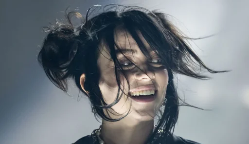 Billie Eilish chega ao Brasil para o Lollapalooza e comemora