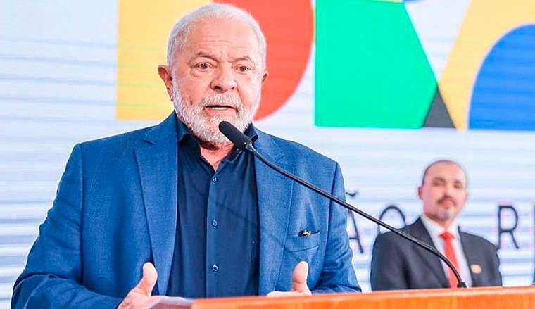 Lula é diagnosticado com pneumonia leve