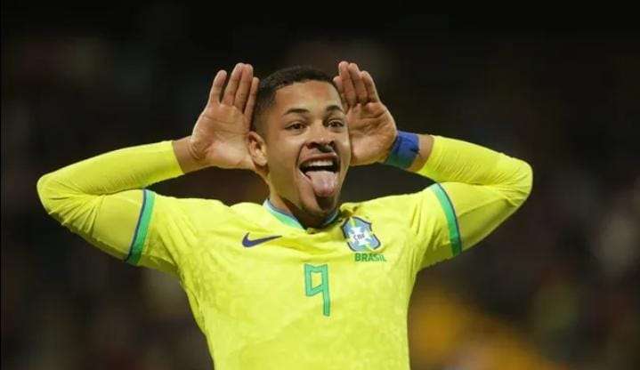 Vitor Roque pode se tornar jogador mais jovem a estrear pela seleção brasileira