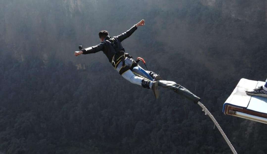Turista cai de bungee jump na Tailândia e sobrevive após corda se romper