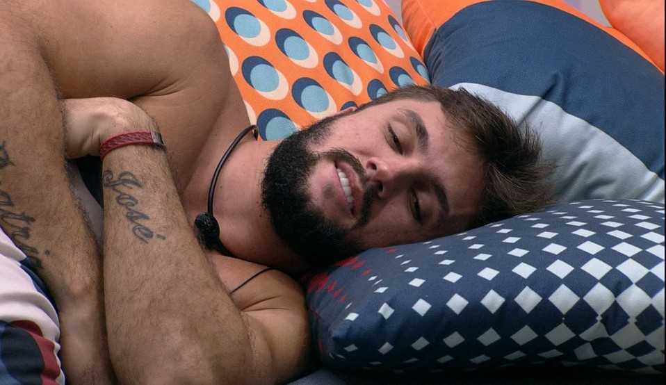 Arthur brinca com Juliette Se eu sair, tenho certeza que você vai chorar”/