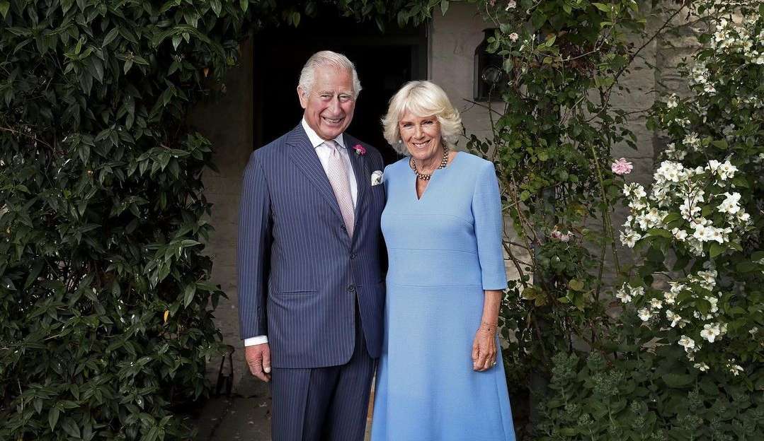 Rei Charles III adia visita a França em meio à onda de violência que atinge o país