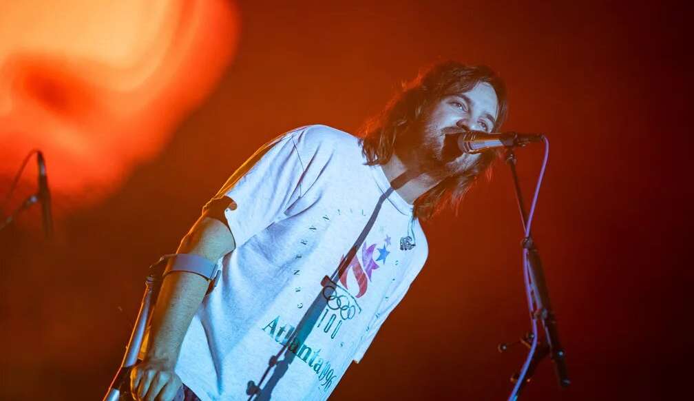 Tame Impala carregou o público com atmosfera psicodélica no Lollapalooza