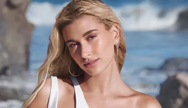 Hailey Bieber desabafa sobre não acompanhar mais suas redes sociais