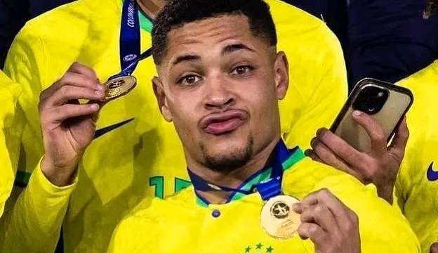 Vitor Roque torna-se o mais jovem a estrear pela seleção brasileira