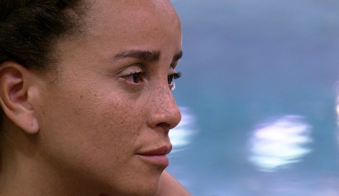 Domitila, chora bastante, após ser aconselhada por Fred