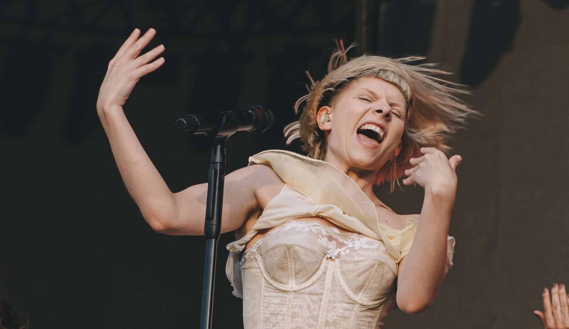 Aurora emociona e movimenta o público no último dia de Lollapalooza Brasil 2023