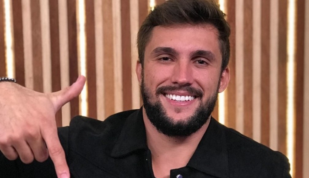 O ex-BBB Arthur distribui emojis para brothers NO Bate-Papo com o eliminado.