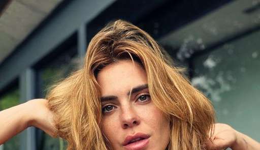 Carolina Dieckmann exibe beleza natural exuberante