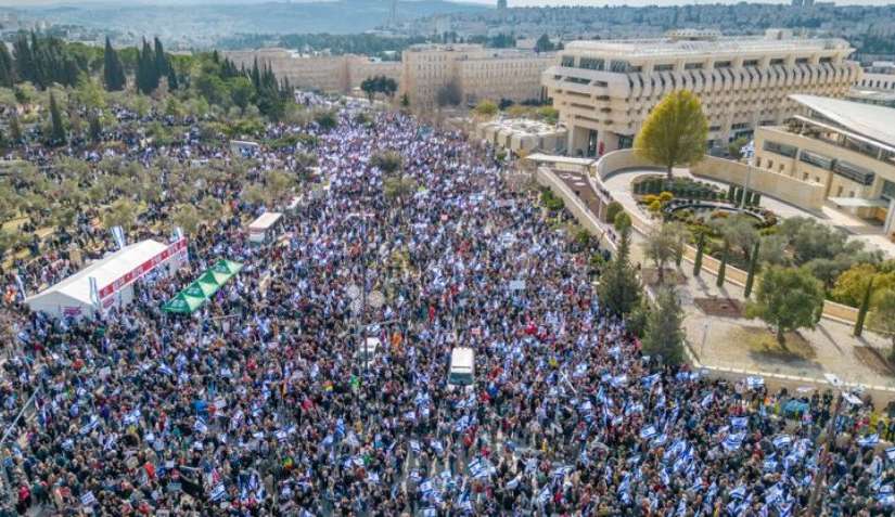 Onda de protestos toma conta de Jerusalém após demissão de ministro da Defesa